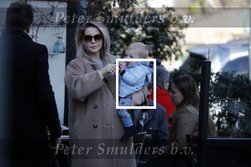 Amsterdam 24 maart 2019
Chantal Janzen en haar man Marco Geeratz en hun kinderen op terras en Amsterdam zuid.