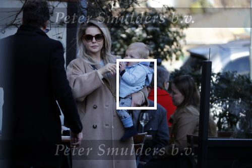 Amsterdam 24 maart 2019
Chantal Janzen en haar man Marco Geeratz en hun kinderen op terras en Amsterdam zuid.