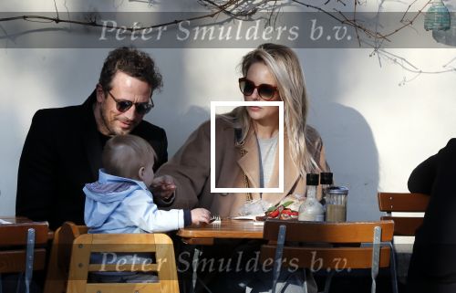 Amsterdam 24 maart 2019
Chantal Janzen en haar man Marco Geeratz en hun kinderen op terras en Amsterdam zuid.