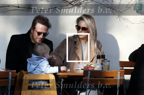Amsterdam 24 maart 2019
Chantal Janzen en haar man Marco Geeratz en hun kinderen op terras en Amsterdam zuid.
