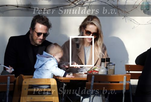 Amsterdam 24 maart 2019
Chantal Janzen en haar man Marco Geeratz en hun kinderen op terras en Amsterdam zuid.