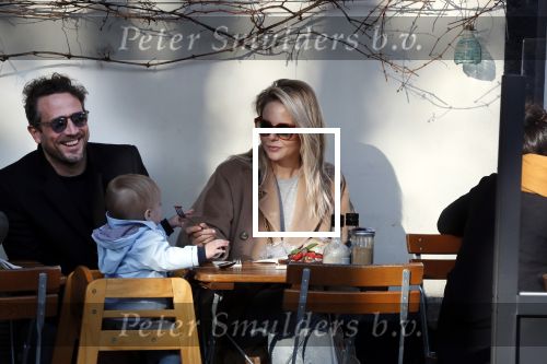 Amsterdam 24 maart 2019
Chantal Janzen en haar man Marco Geeratz en hun kinderen op terras en Amsterdam zuid.