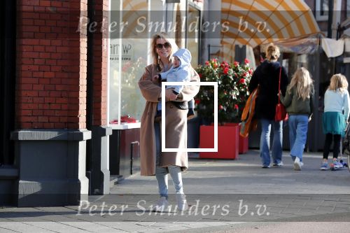 Amsterdam 24 maart 2019
Chantal Janzen en haar man Marco Geeratz en hun kinderen op terras en Amsterdam zuid.