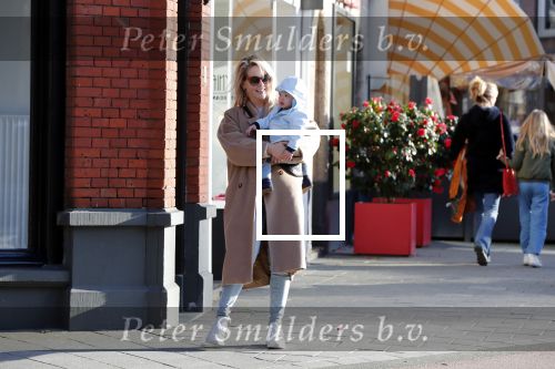 Amsterdam 24 maart 2019
Chantal Janzen en haar man Marco Geeratz en hun kinderen op terras en Amsterdam zuid.