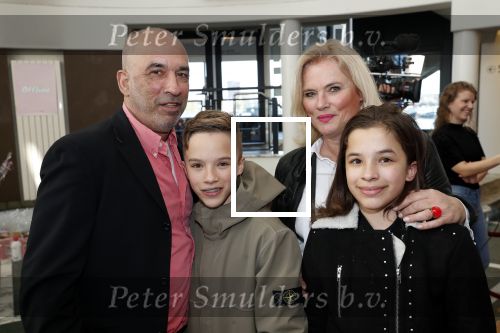 Hoorn 24 maart 2019
Premiere Pip Pellens in schouwburg van Zaandam. Pim Vosmaer met Dominique v Vliet en hun kinderen