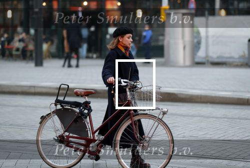 Amsterdam 22 maart 2019
Georgina Verbaan op straat met haar fiets.