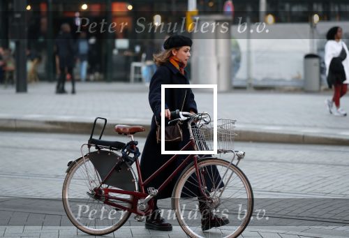 Amsterdam 22 maart 2019
Georgina Verbaan op straat met haar fiets.