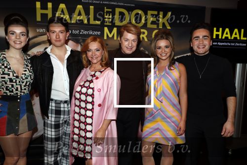 Amsterdam 25 maart 2019
Julia Berendse, Dook van Dijck, Mariska van Kolck, Tony Neef, Willemijn Maandag en Jordy van Loon bij de perspresentatie van de musical Haal het doek maar op in het DeLaMar Theater in Amsterdam