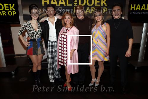 Amsterdam 25 maart 2019
Julia Berendse, Dook van Dijck, Mariska van Kolck, Tony Neef, Willemijn Maandag en Jordy van Loon bij de perspresentatie van de musical Haal het doek maar op in het DeLaMar Theater in Amsterdam