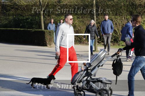 Amsterdam 24 april 2019
Hans Kesting met zijn hond in het vondelpark.