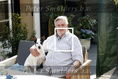 Amsterdam 29 maart 2019
Hans v d Togt met zijn hondje op het terras van zijn woonboot/ woonark.