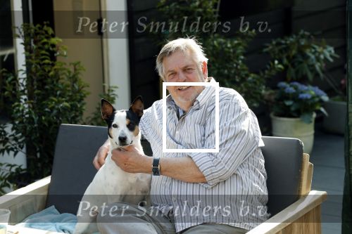 Amsterdam 29 maart 2019
Hans v d Togt met zijn hondje op het terras van zijn woonboot/ woonark.