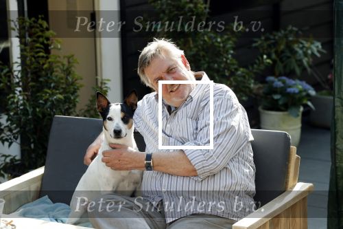 Amsterdam 29 maart 2019
Hans v d Togt met zijn hondje op het terras van zijn woonboot/ woonark.