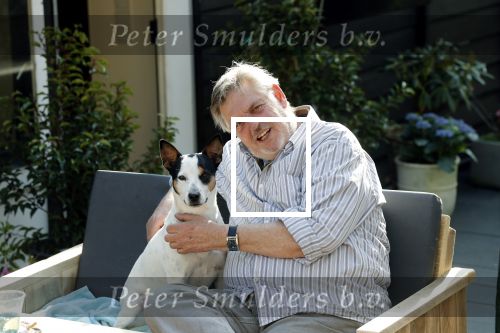 Amsterdam 29 maart 2019
Hans v d Togt met zijn hondje op het terras van zijn woonboot/ woonark.