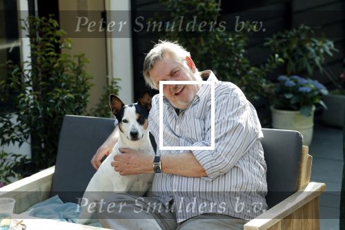Amsterdam 29 maart 2019
Hans v d Togt met zijn hondje op het terras van zijn woonboot/ woonark.