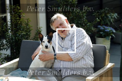 Amsterdam 29 maart 2019
Hans v d Togt met zijn hondje op het terras van zijn woonboot/ woonark.
