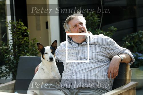 Amsterdam 29 maart 2019
Hans v d Togt met zijn hondje op het terras van zijn woonboot/ woonark.