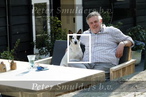 Amsterdam 29 maart 2019
Hans v d Togt met zijn hondje op het terras van zijn woonboot/ woonark.