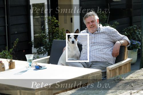 Amsterdam 29 maart 2019
Hans v d Togt met zijn hondje op het terras van zijn woonboot/ woonark.