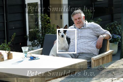 Amsterdam 29 maart 2019
Hans v d Togt met zijn hondje op het terras van zijn woonboot/ woonark.