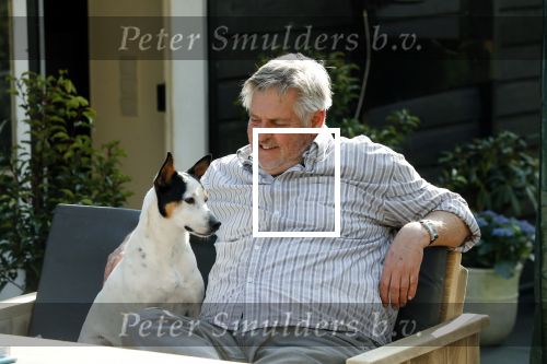 Amsterdam 29 maart 2019
Hans v d Togt met zijn hondje op het terras van zijn woonboot/ woonark.