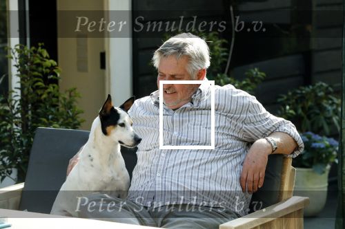 Amsterdam 29 maart 2019
Hans v d Togt met zijn hondje op het terras van zijn woonboot/ woonark.