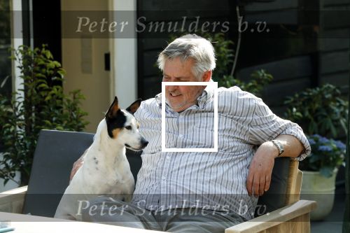 Amsterdam 29 maart 2019
Hans v d Togt met zijn hondje op het terras van zijn woonboot/ woonark.