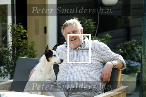 Amsterdam 29 maart 2019
Hans v d Togt met zijn hondje op het terras van zijn woonboot/ woonark.