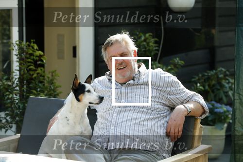 Amsterdam 29 maart 2019
Hans v d Togt met zijn hondje op het terras van zijn woonboot/ woonark.