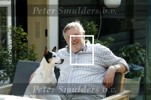 Amsterdam 29 maart 2019
Hans v d Togt met zijn hondje op het terras van zijn woonboot/ woonark.
