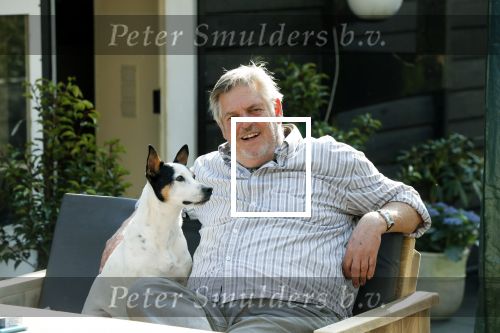 Amsterdam 29 maart 2019
Hans v d Togt met zijn hondje op het terras van zijn woonboot/ woonark.