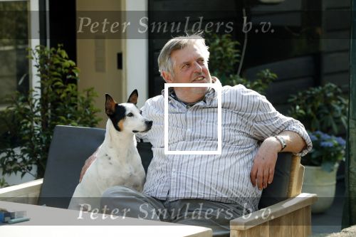 Amsterdam 29 maart 2019
Hans v d Togt met zijn hondje op het terras van zijn woonboot/ woonark.