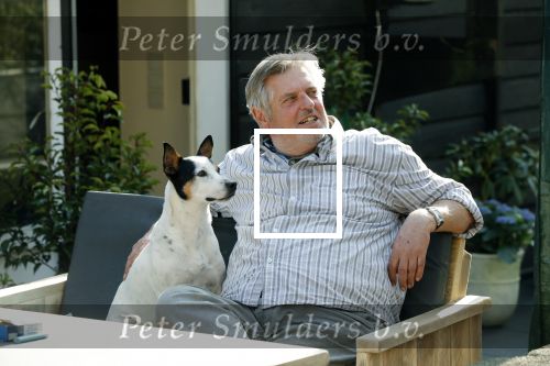 Amsterdam 29 maart 2019
Hans v d Togt met zijn hondje op het terras van zijn woonboot/ woonark.