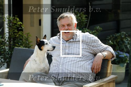 Amsterdam 29 maart 2019
Hans v d Togt met zijn hondje op het terras van zijn woonboot/ woonark.