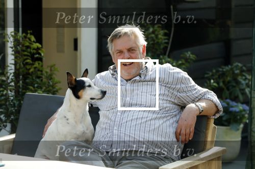 Amsterdam 29 maart 2019
Hans v d Togt met zijn hondje op het terras van zijn woonboot/ woonark.