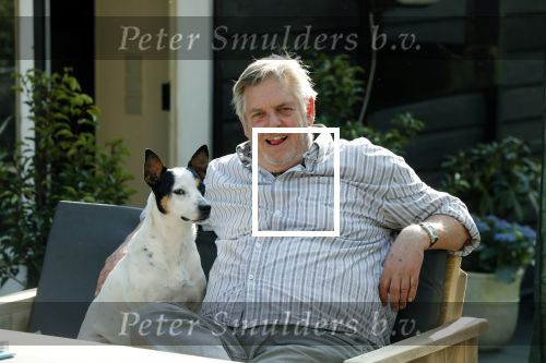 Amsterdam 29 maart 2019
Hans v d Togt met zijn hondje op het terras van zijn woonboot/ woonark.
