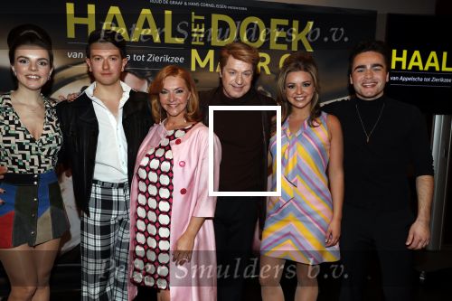 Amsterdam 25 maart 2019
Julia Berendse, Dook van Dijck, Mariska van Kolck, Tony Neef, Willemijn Maandag en Jordy van Loon bij de perspresentatie van de musical Haal het doek maar op in het DeLaMar Theater in Amsterdam