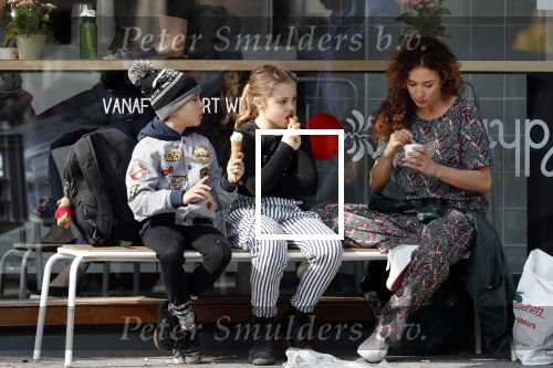 Amsterdam 30 maart 2019
Katja Schuurman eet ijsje met haar dochter Sammie en neefje Chico Toonen ( dochter Birgit Schuurman en ex man Arne Toonen)