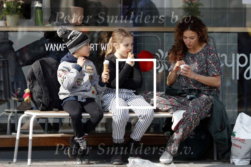 Amsterdam 30 maart 2019
Katja Schuurman eet ijsje met haar dochter Sammie en neefje Chico Toonen ( dochter Birgit Schuurman en ex man Arne Toonen)