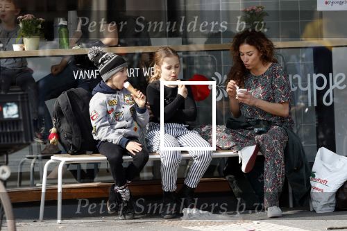 Amsterdam 30 maart 2019
Katja Schuurman eet ijsje met haar dochter Sammie en neefje Chico Toonen ( dochter Birgit Schuurman en ex man Arne Toonen)
