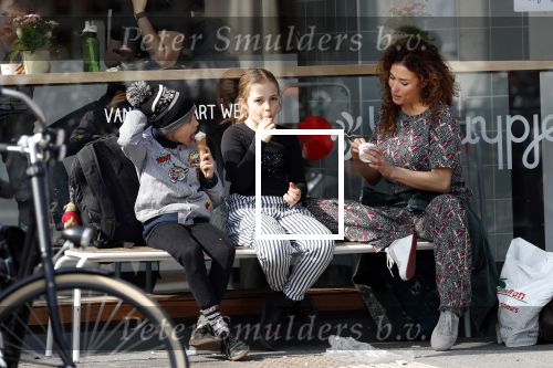 Amsterdam 30 maart 2019
Katja Schuurman eet ijsje met haar dochter Sammie en neefje Chico Toonen ( dochter Birgit Schuurman en ex man Arne Toonen)
