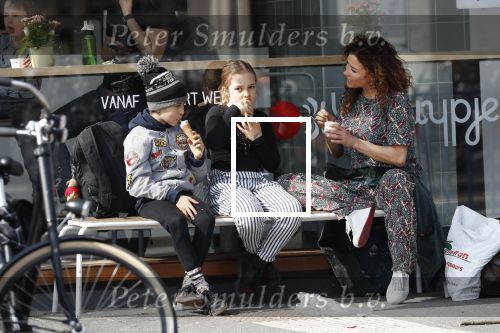 Amsterdam 30 maart 2019
Katja Schuurman eet ijsje met haar dochter Sammie en neefje Chico Toonen ( dochter Birgit Schuurman en ex man Arne Toonen)
