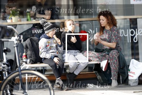 Amsterdam 30 maart 2019
Katja Schuurman eet ijsje met haar dochter Sammie en neefje Chico Toonen ( dochter Birgit Schuurman en ex man Arne Toonen)