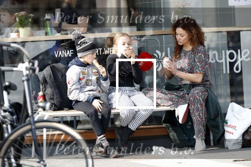 Amsterdam 30 maart 2019
Katja Schuurman eet ijsje met haar dochter Sammie en neefje Chico Toonen ( dochter Birgit Schuurman en ex man Arne Toonen)