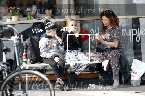 Amsterdam 30 maart 2019
Katja Schuurman eet ijsje met haar dochter Sammie en neefje Chico Toonen ( dochter Birgit Schuurman en ex man Arne Toonen)