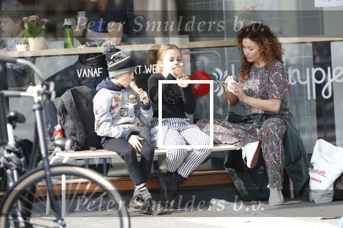 Amsterdam 30 maart 2019
Katja Schuurman eet ijsje met haar dochter Sammie en neefje Chico Toonen ( dochter Birgit Schuurman en ex man Arne Toonen)