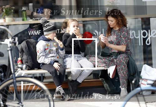 Amsterdam 30 maart 2019
Katja Schuurman eet ijsje met haar dochter Sammie en neefje Chico Toonen ( dochter Birgit Schuurman en ex man Arne Toonen)