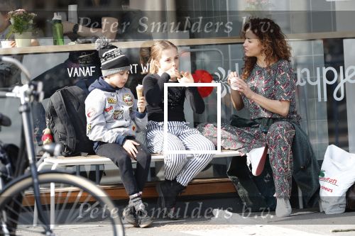 Amsterdam 30 maart 2019
Katja Schuurman eet ijsje met haar dochter Sammie en neefje Chico Toonen ( dochter Birgit Schuurman en ex man Arne Toonen)