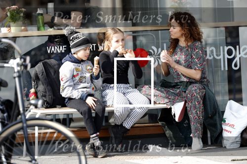 Amsterdam 30 maart 2019
Katja Schuurman eet ijsje met haar dochter Sammie en neefje Chico Toonen ( dochter Birgit Schuurman en ex man Arne Toonen)