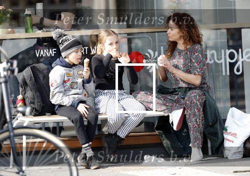 Amsterdam 30 maart 2019
Katja Schuurman eet ijsje met haar dochter Sammie en neefje Chico Toonen ( dochter Birgit Schuurman en ex man Arne Toonen)